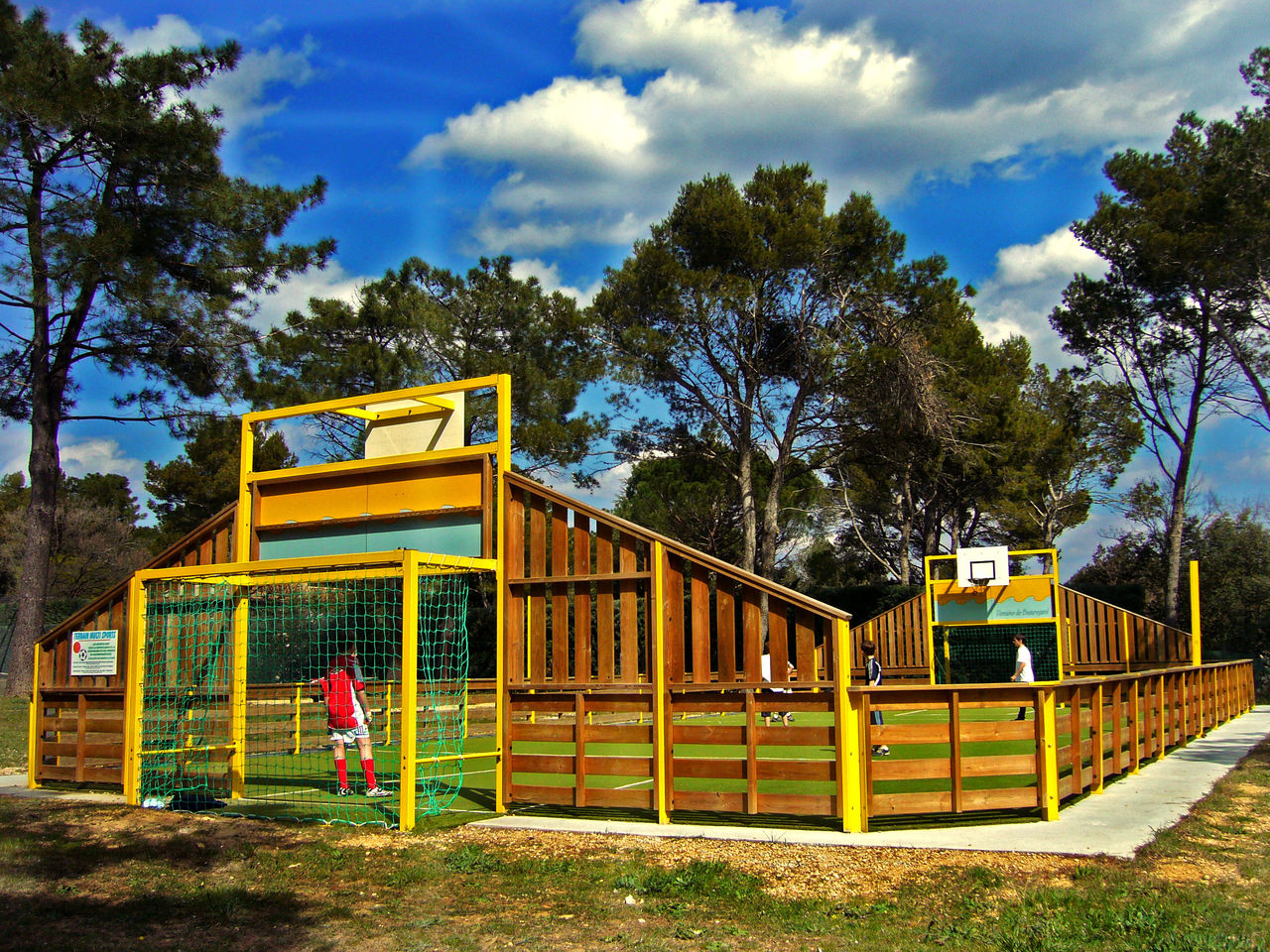 Campo multideporte vallado para f�tbol y baloncesto en el camping CAPFUN Beauregard: Caba�as en los �rboles en Mornas (84).
