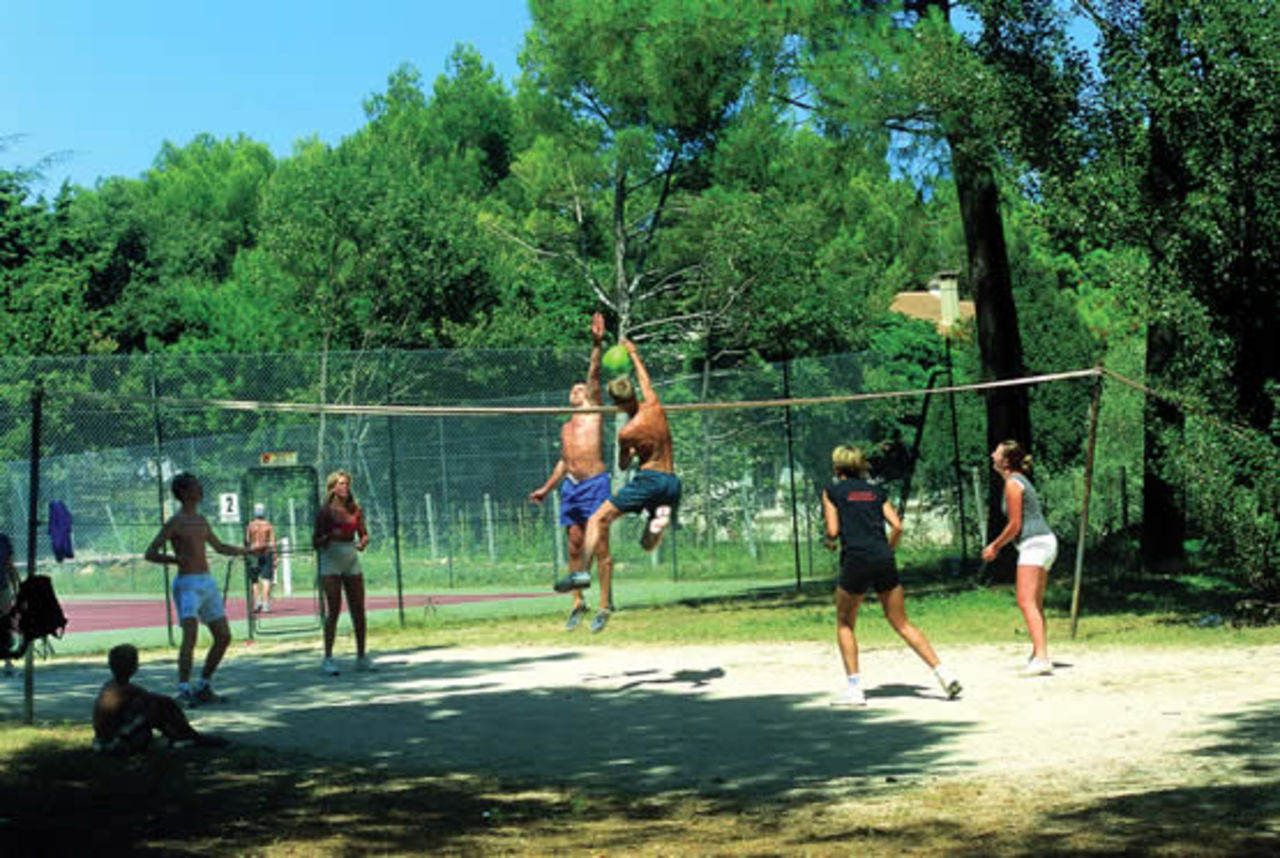 Partido de voleibol animado en la cancha de arena del camping CAPFUN Beauregard : Caba�as en los �rboles en Mornas (84).