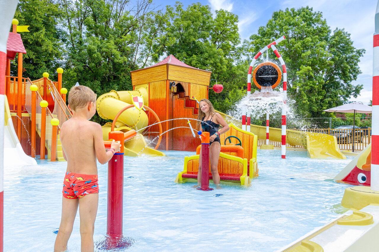 Piscina l�dica con juegos de agua en el camping CLICOCHIC Beau Rivage en LA ROQUE-GAGEAC (24).