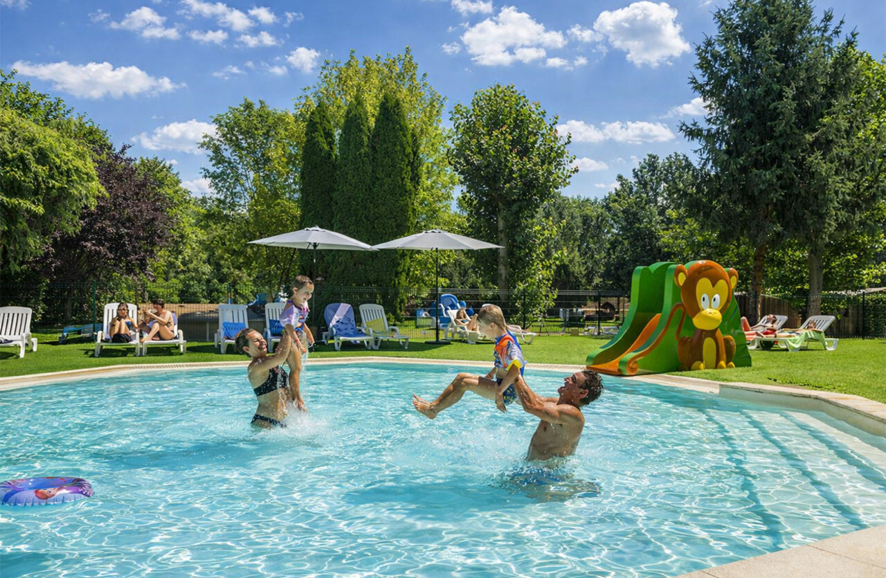 Familia disfrutando de la piscina y tobog�n infantil en el camping CLICOCHIC Beau Rivage (24).