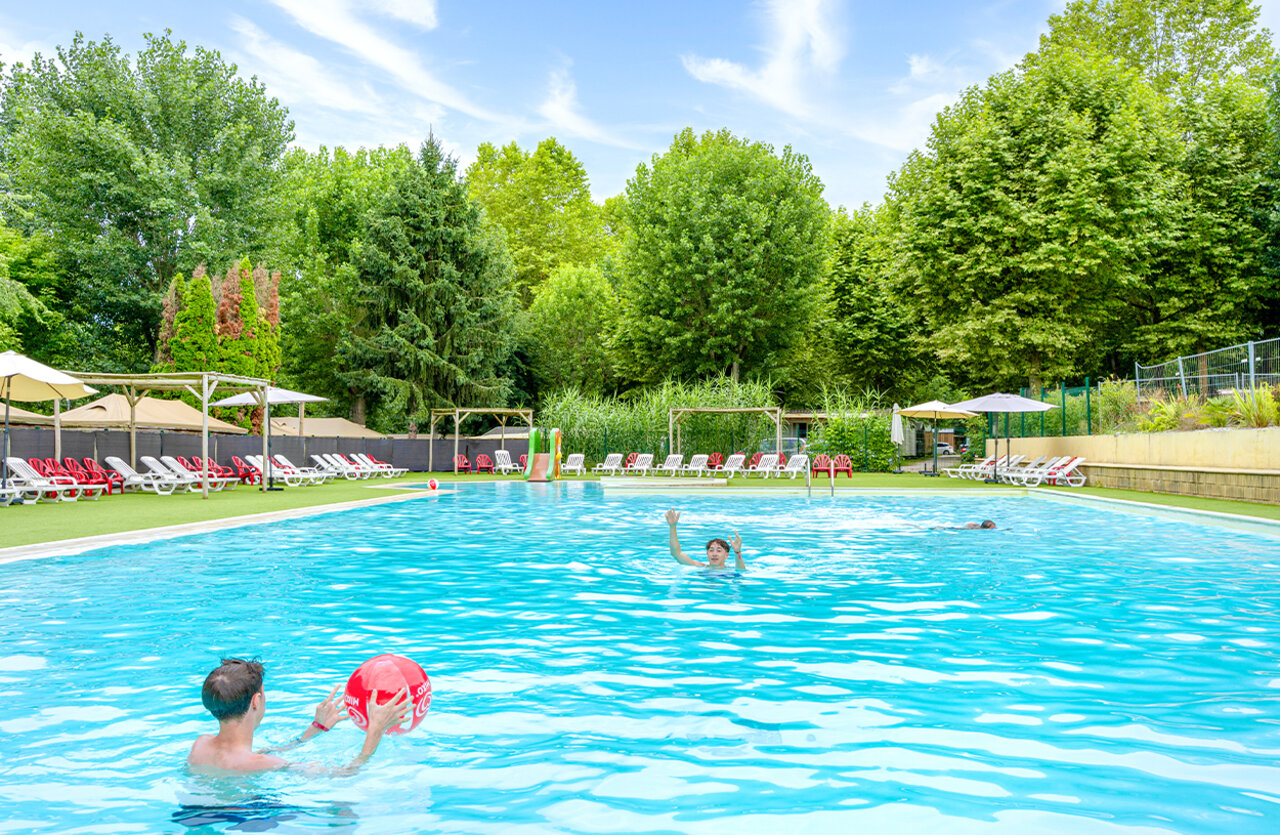 Piscina exterior, tobog�n, tumbonas en CLICOCHIC Beau Rivage, LA ROQUE-GAGEAC (24).