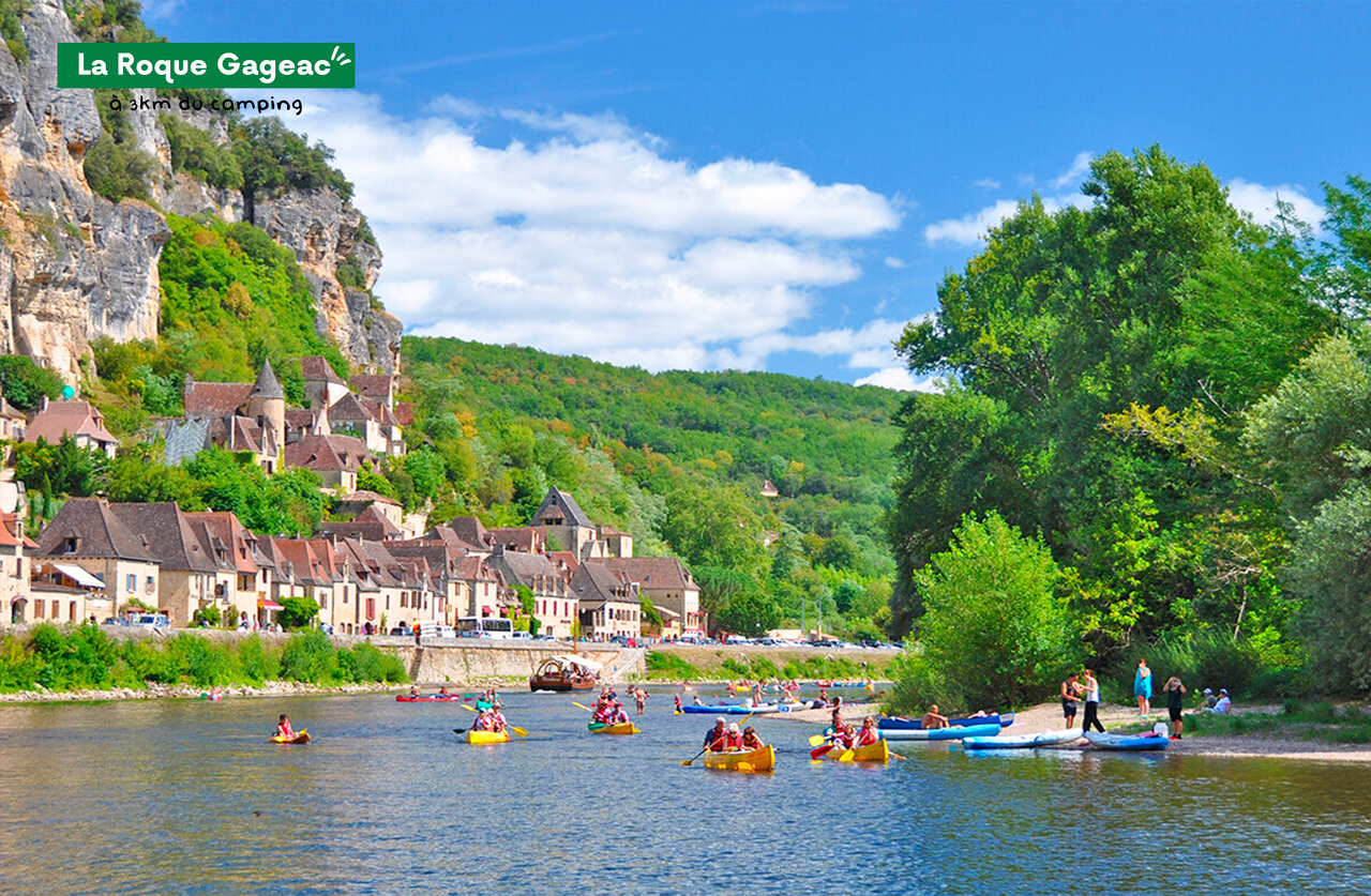 Pueblo de La Roque-Gageac y piraguas en el Dordo�a, P�rigord Noir.