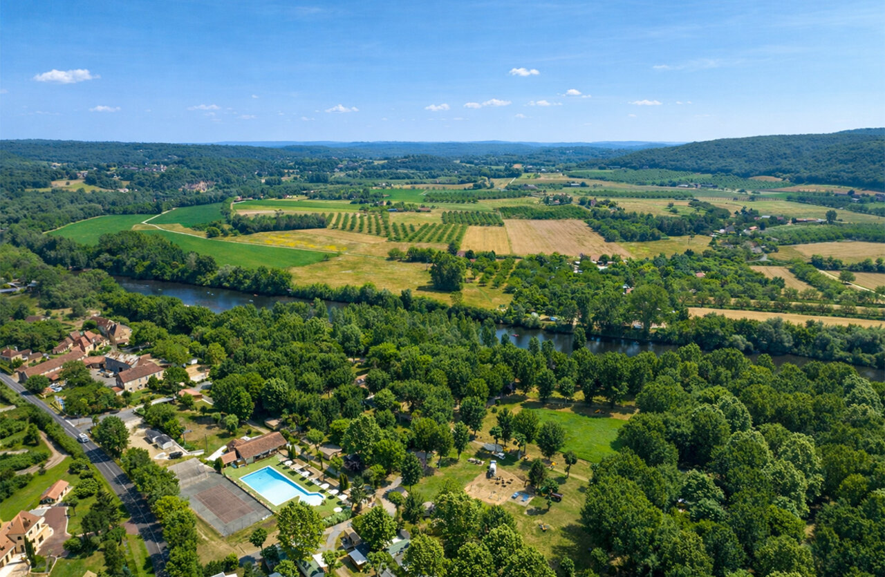 Camping CLICOCHIC Beau Rivage: vista a�rea, piscina, r�o, naturaleza en LA ROQUE-GAGEAC (24).