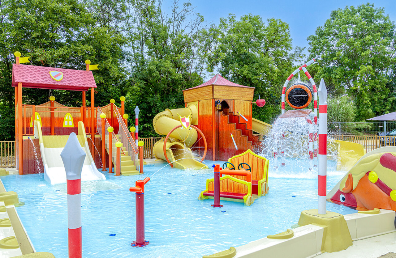Zona de juegos acu�ticos con toboganes en el camping CLICOCHIC Beau Rivage en LA ROQUE-GAGEAC.