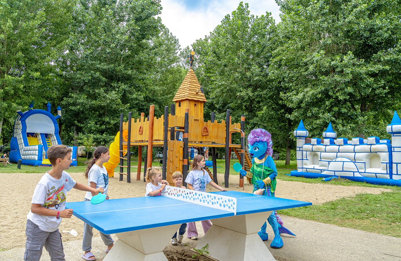 Juegos, hinchables, mascota en el camping CLICOCHIC Beau Rivage en LA ROQUE-GAGEAC (24).