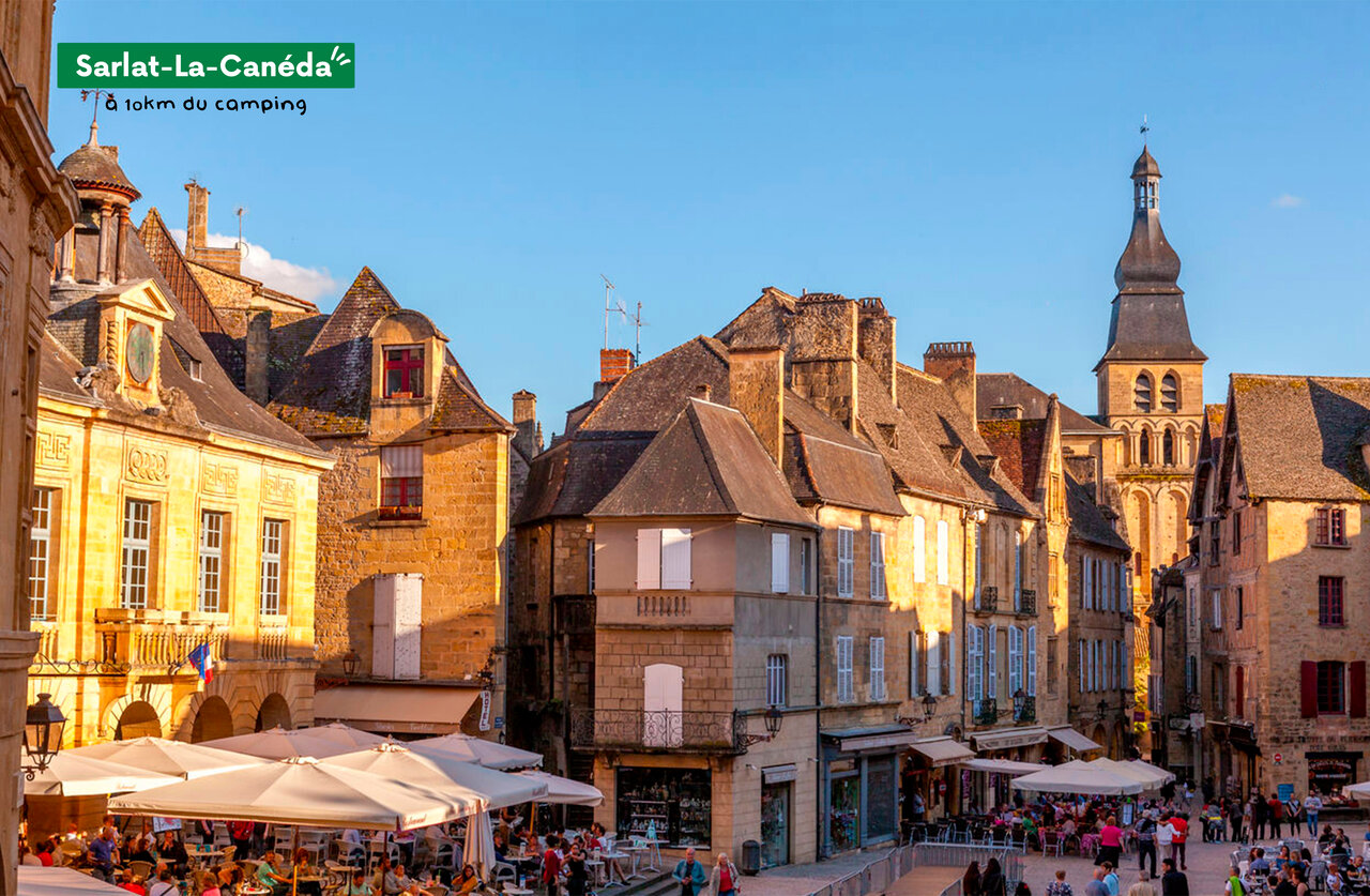 Centro hist�rico de Sarlat-La-Can�da, ciudad medieval del P�rigord, cerca del camping.