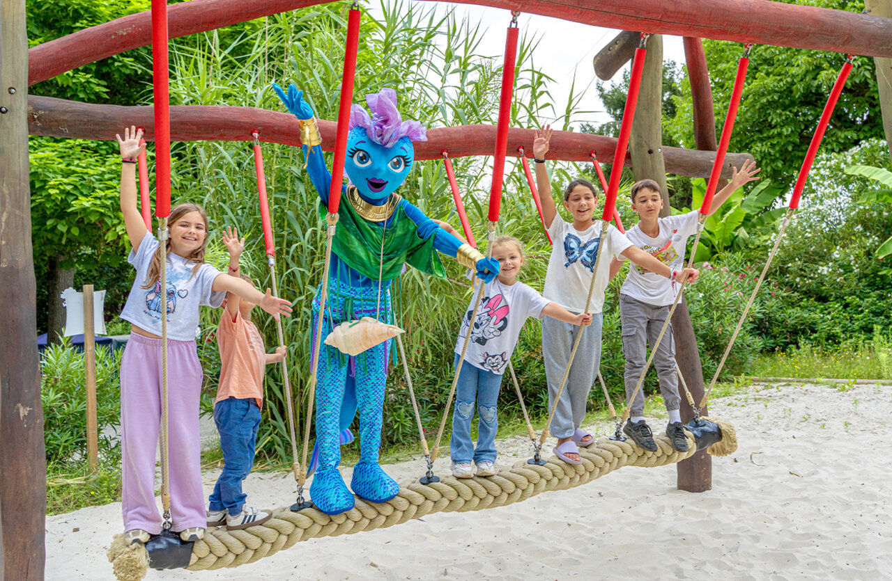 Ni�os y mascota en puente de cuerdas, juegos en camping CLICOCHIC Beau Rivage en LA ROQUE-GAGEAC (24).