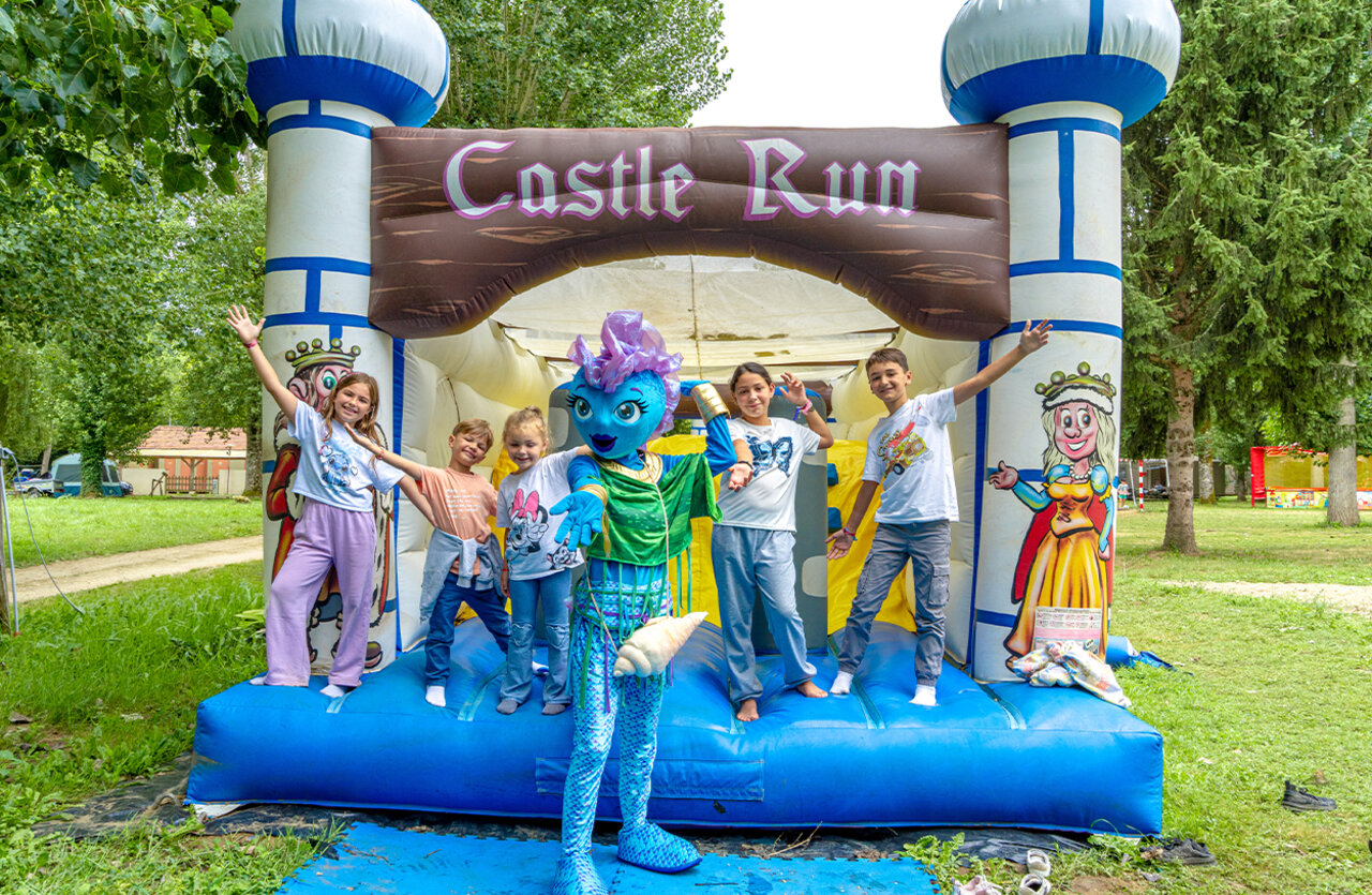 Castillo hinchable en el camping CLICOCHIC Beau Rivage en LA ROQUE-GAGEAC (24).