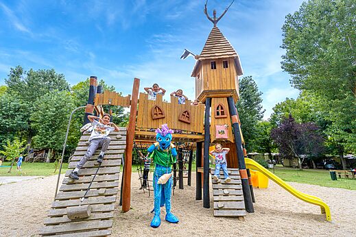 Parque infantil de madera con niños y mascota en el camping CLICOCHIC Beau Rivage en LA ROQUE-GAGEAC (24)
