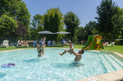 Piscina exterior, tobog�n infantil en el camping CLICOCHIC Beau Rivage en LA ROQUE-GAGEAC (24).