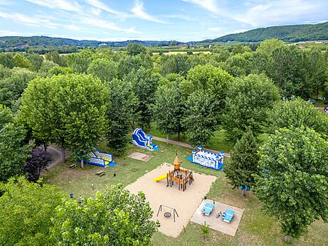 Zona de juegos con hinchables y toboganes en el camping CLICOCHIC Beau Rivage en LA ROQUE-GAGEAC (24).