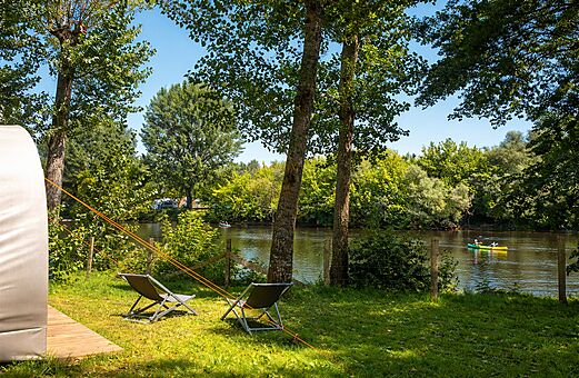Kayak en el río y naturaleza exuberante en el camping CLICOCHIC Beau Rivage en LA ROQUE-GAGEAC (24).
