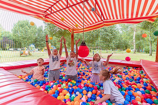 Piscina de bolas coloridas para niños en el camping CLICOCHIC Beau Rivage en LA ROQUE-GAGEAC.