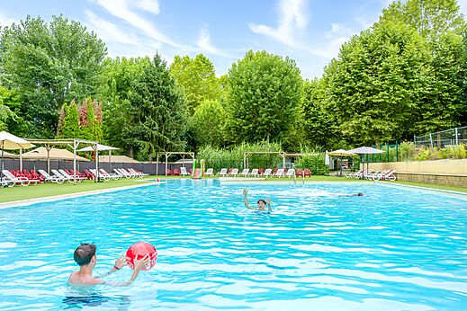 Gran piscina exterior en el camping CLICOCHIC Beau Rivage en LA ROQUE-GAGEAC (24).