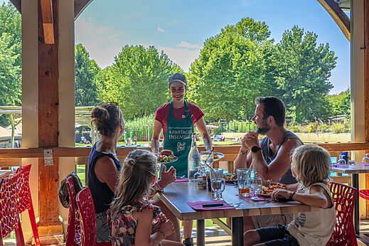 Comida familiar en el restaurante del camping CLICOCHIC Beau Rivage en LA ROQUE-GAGEAC (24).