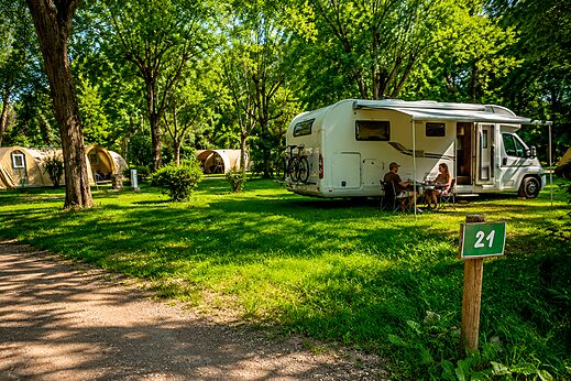 Autocaravana, pareja, parcela en el camping CLICOCHIC Beau Rivage en LA ROQUE-GAGEAC.