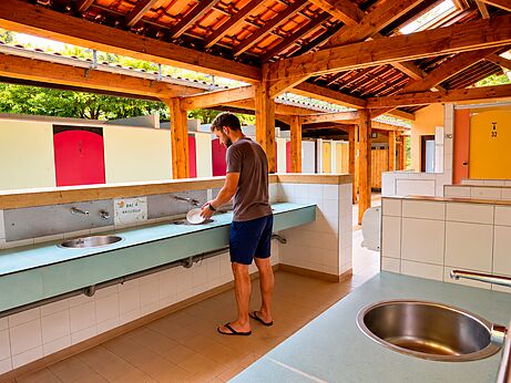 Fregaderos y sanitarios en camping CLICOCHIC Beau Rivage en LA ROQUE-GAGEAC (24).