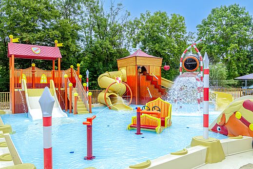 Espacio acu�tico, toboganes en el camping CLICOCHIC Beau Rivage en LA ROQUE-GAGEAC.