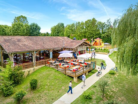 Restaurante y bar con terraza exterior, zona de juegos en el camping CLICOCHIC Beau Rivage en LA ROQUE-GAGEAC (24).