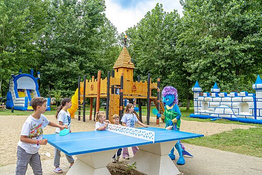 Zona de juegos y actividades en el camping CLICOCHIC Beau Rivage en LA ROQUE-GAGEAC (24).