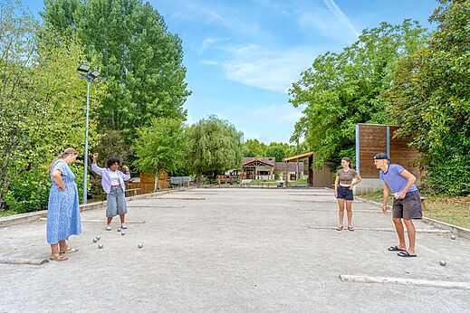 Cancha de petanca con veraneantes en el camping CLICOCHIC Beau Rivage (24).