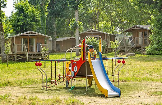 Tobogán, zona de juegos y Mobil-homes en el camping CLICOCHIC Beau Rivage en LA ROQUE-GAGEAC (24).
