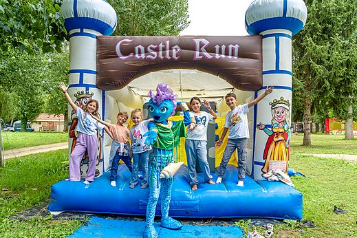 Castillo hinchable Castle Run, niños y mascota en el camping CLICOCHIC Beau Rivage.