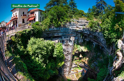 Gouffre de Padirac, impresionante sima natural con ascensor, para visitar cerca de Padirac.