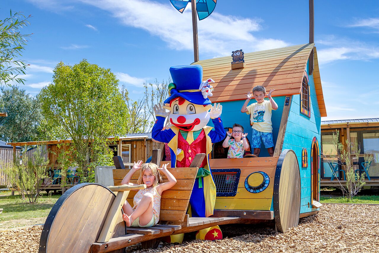 Mascota y ni�os en �rea de juegos en CAPFUN Bel Air, Aiguillon sur Mer (85).