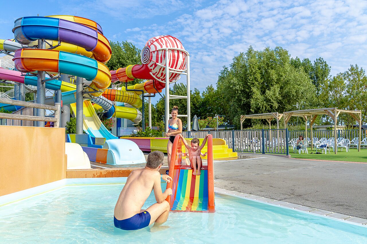 Toboganes acu�ticos coloridos y piscina familiar en camping CAPFUN Bel Air, Aiguillon sur Mer (85).