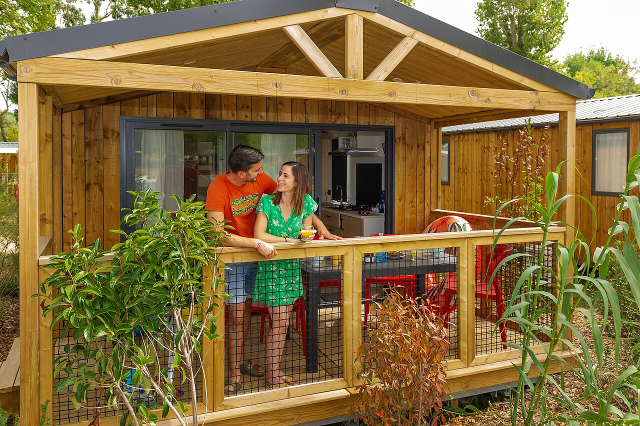 Pareja en terraza de casa m�vil en el camping CAPFUN Bel Air en Aiguillon sur Mer (85).