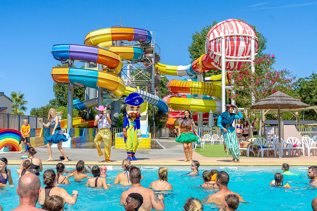Toboganes acu�ticos coloridos y animaci�n festiva en piscina en el camping CAPFUN Bel Air en Aiguillon sur Mer (85).