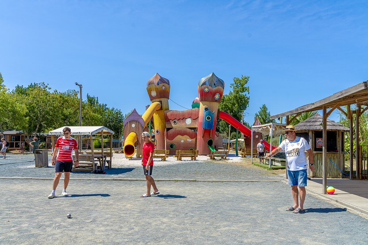 Juegos y petanca en el camping CAPFUN Bel Air en Aiguillon sur Mer (85).