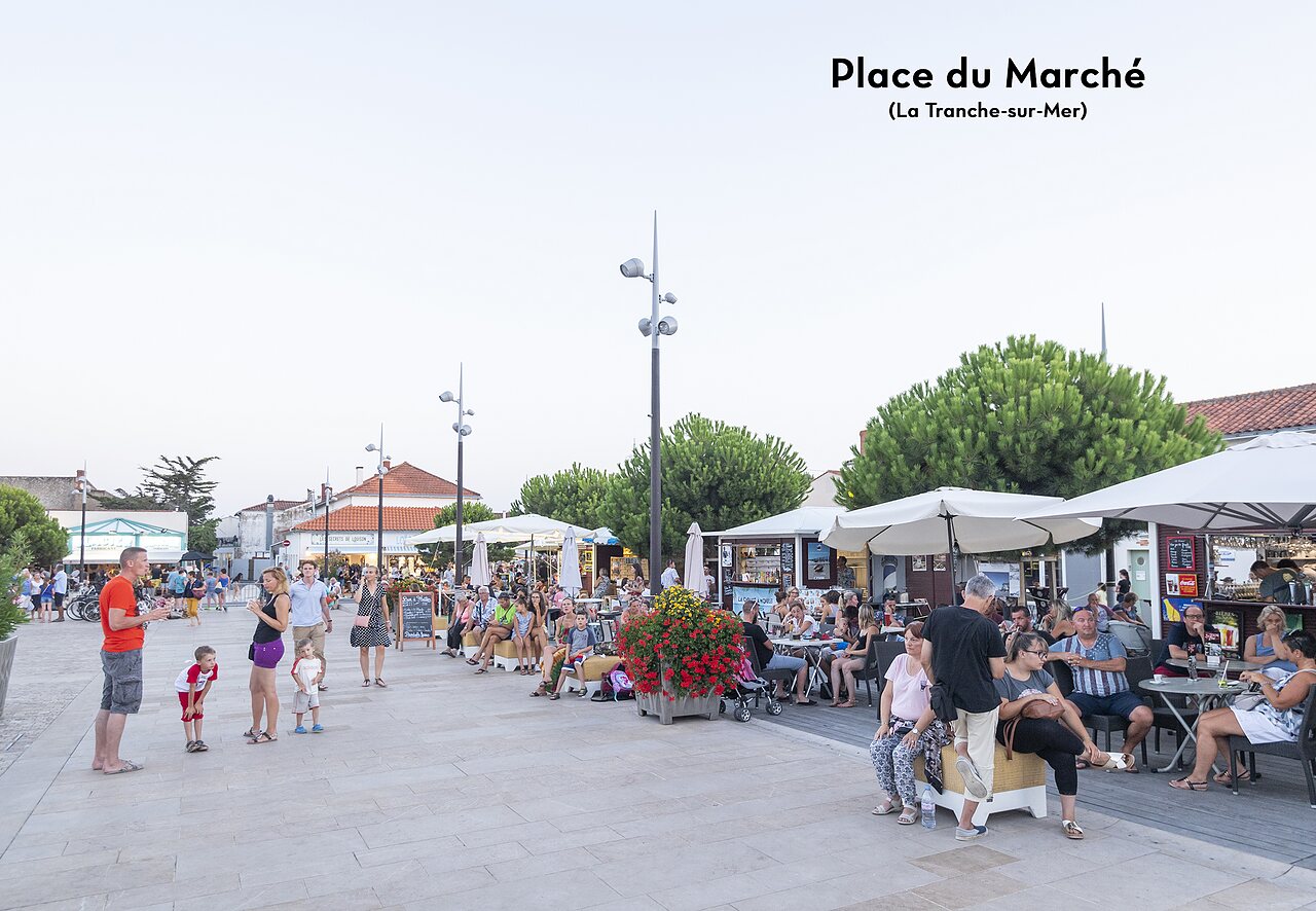 Animada Plaza del Mercado en La Tranche-sur-Mer, lugar para visitar cerca del camping.