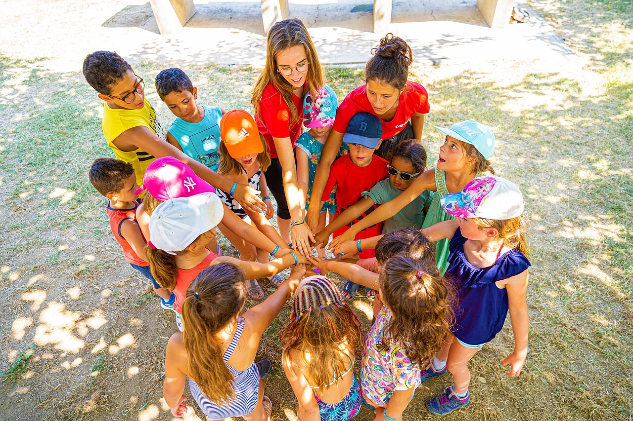 Actividad de grupo infantil con animadores en el camping CAPFUN Bel Air en Aiguillon sur Mer.