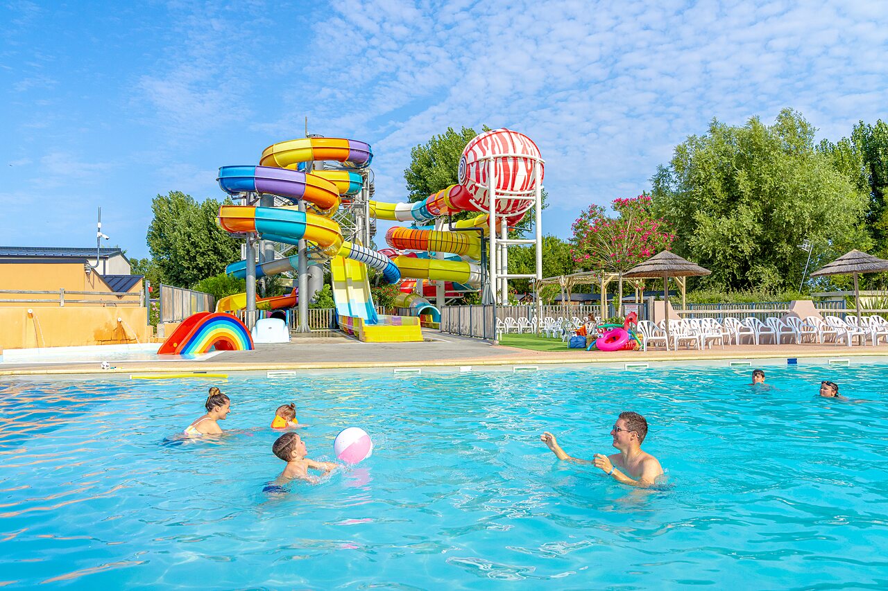 Piscina exterior, toboganes acu�ticos en el camping CAPFUN Bel Air en Aiguillon sur Mer.