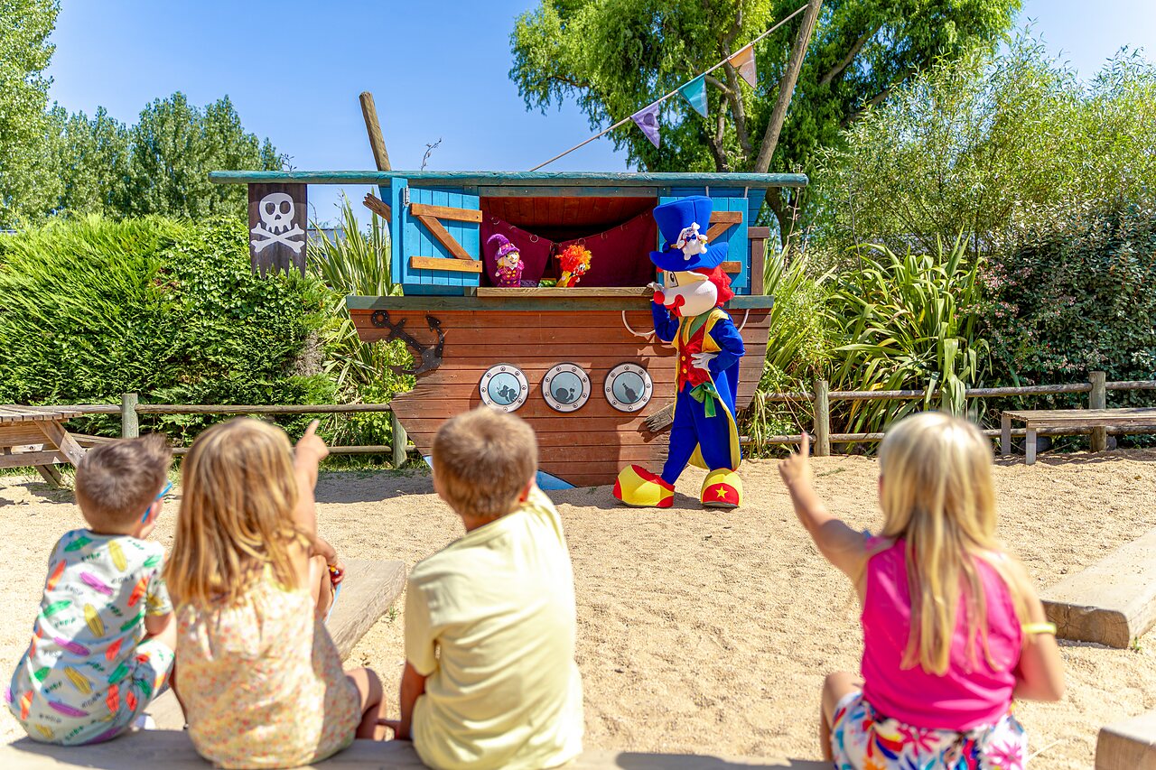 Mascota y espect�culo de marionetas para ni�os en el camping CAPFUN Bel Air (85).