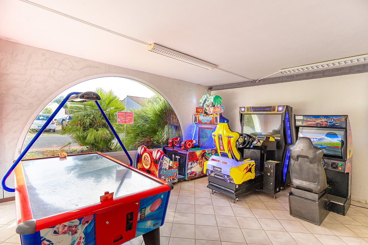 Mesa de air hockey y m�quinas recreativas en el camping CAPFUN Bel Air en Aiguillon sur Mer (85).