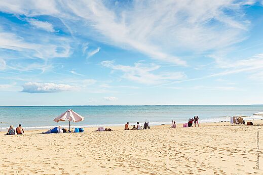 Playa de arena, sombrilla y relax en el camping CAPFUN Bel Air en Aiguillon sur Mer.