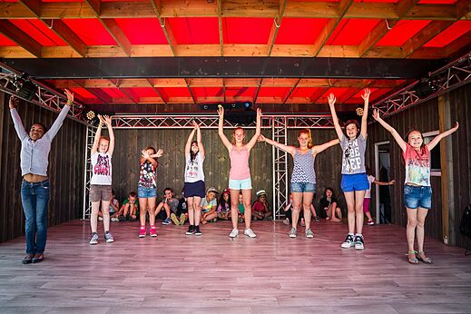 Niños participando en una animación en el escenario del camping CAPFUN Bel Air en Aiguillon sur Mer (85).