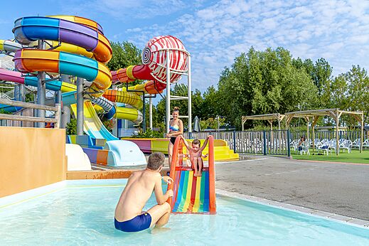 Toboganes acuáticos y piscina en el camping CAPFUN Bel Air en Aiguillon sur Mer (85).