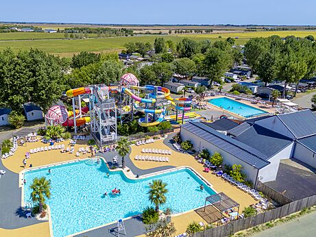 Toboganes y piscinas exteriores en el camping CAPFUN Bel Air en Aiguillon sur Mer (85).
