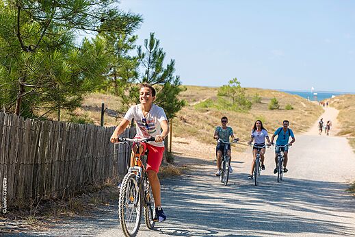 Actividad de ciclismo en familia en el camping CAPFUN Bel Air en Aiguillon sur Mer (85).