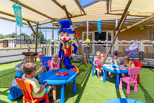Animación infantil con mascota y actividades creativas en el camping CAPFUN Bel Air en Aiguillon sur Mer (85).
