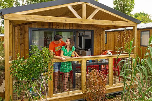 Casa móvil con terraza en el camping CAPFUN Bel Air en Aiguillon sur Mer (85).