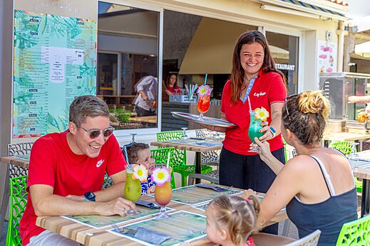 Servicio cócteles familia en el camping CAPFUN Bel Air en Aiguillon sur Mer (85).