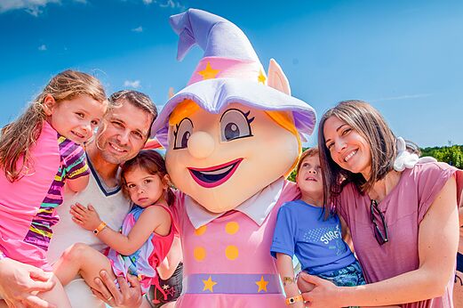 Mascota y familia sonriente en el camping CAPFUN Bel Air en Aiguillon sur Mer (85).