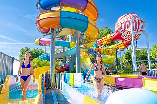 Toboganes acuáticos coloridos y piscina en camping CAPFUN Bel Air en Aiguillon sur Mer.
