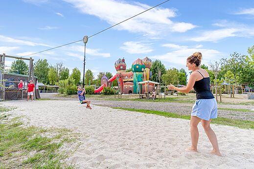 Niño en tirolina y juegos en el camping CAPFUN Bel Air en Aiguillon sur Mer (85).