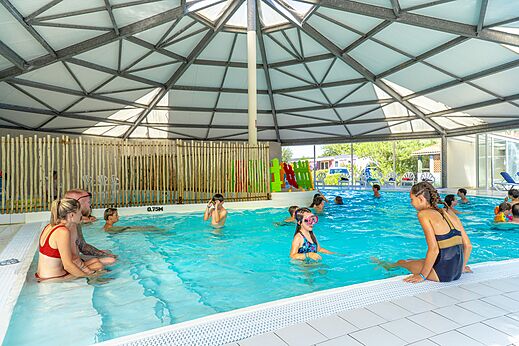Piscina cubierta climatizada, baño familiar en el camping CAPFUN Bel Air en Aiguillon sur Mer (85).